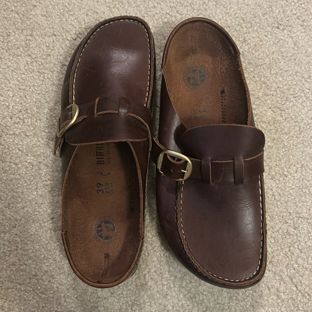 Birkenstock Buckley, NWOT - never worn! Gorgeous dark brown leather, gold buckle
